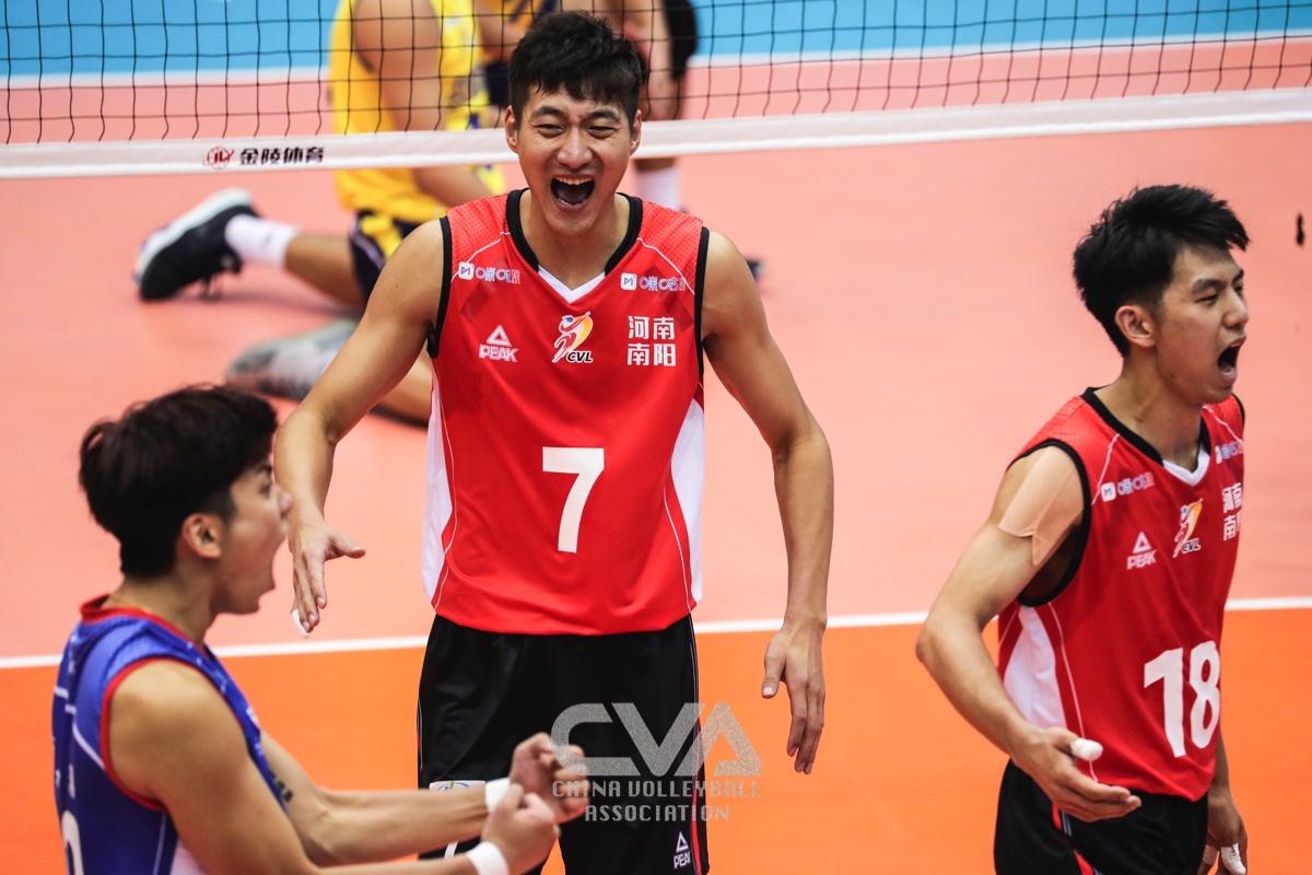 排球杯赛上演强强对话，塞北貔貅队翻盘齐鲁灰熊队，战术调整见效；赛场纪律更严谨的简单介绍