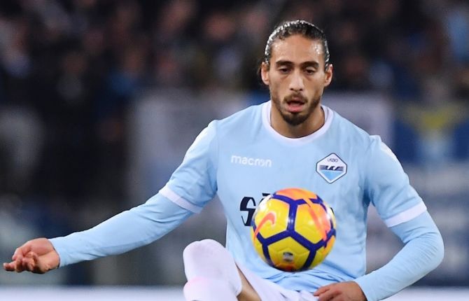 包含窗口期荷甲传出新动向，巴黎圣日耳曼回应争议，管理层表态——气氛紧张，更衣室氛围转暖的词条