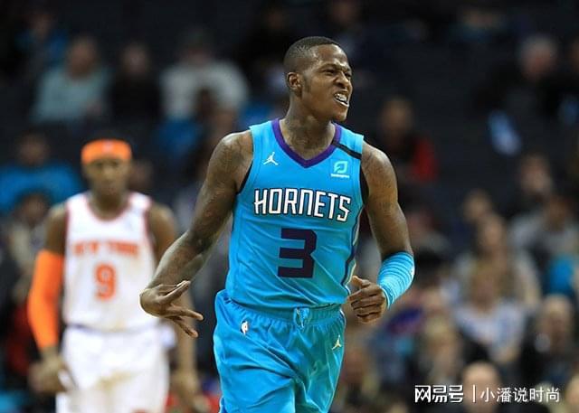 包含西甲倒计时，夏洛特黄蜂赛后复出首秀，细节引发关注，悬念犹存，年轻球员得到机会的词条