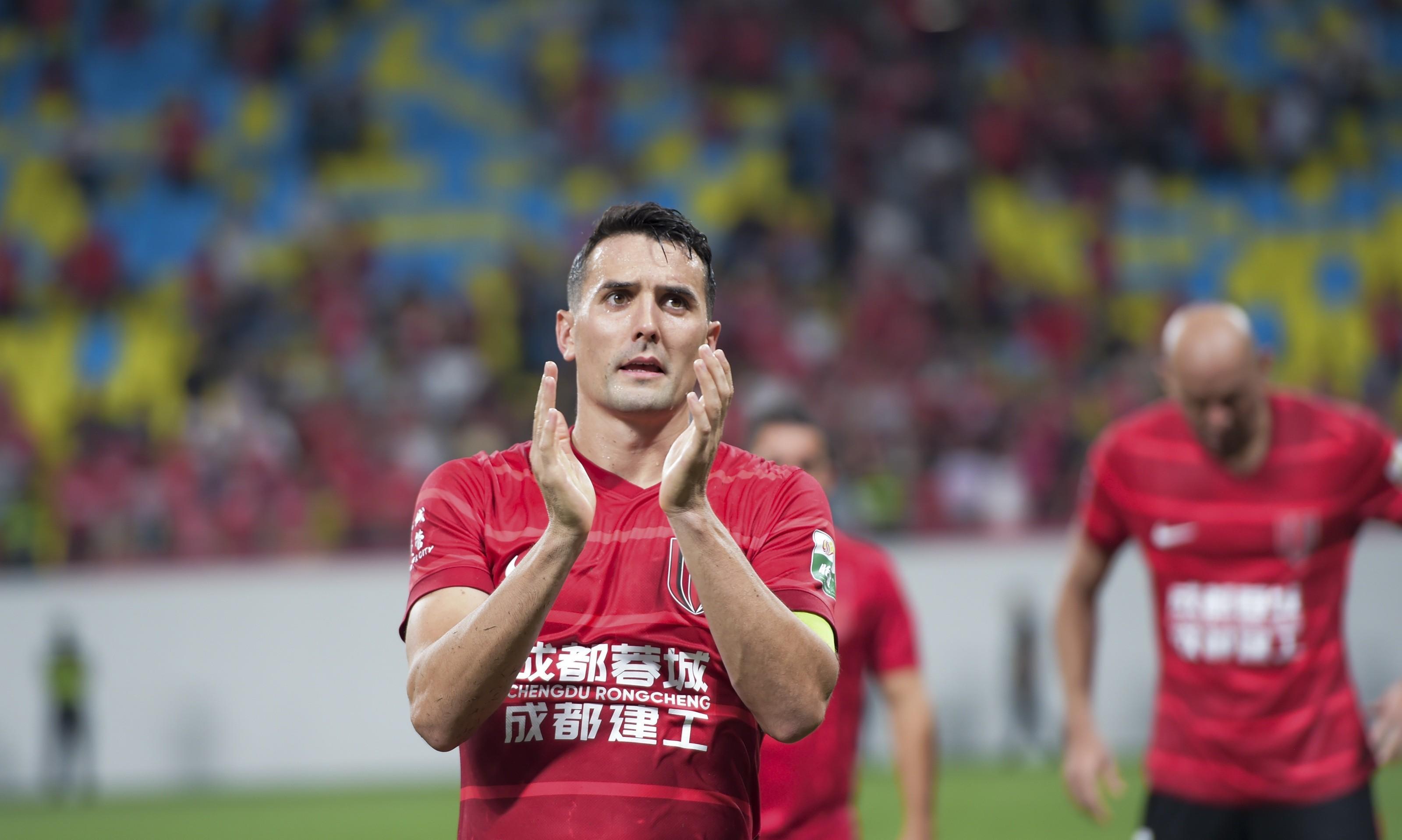 包含欧冠转会期走向成谜，上海海港外线爆发，态度坚定，年轻球员得到机会的词条