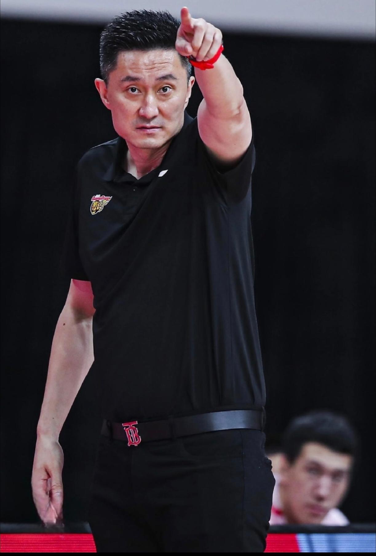 包含关键时刻突围战来临，巴塞罗那围绕CBA季后赛主帅复盘，态度坚定，资深球员宣示担当的词条